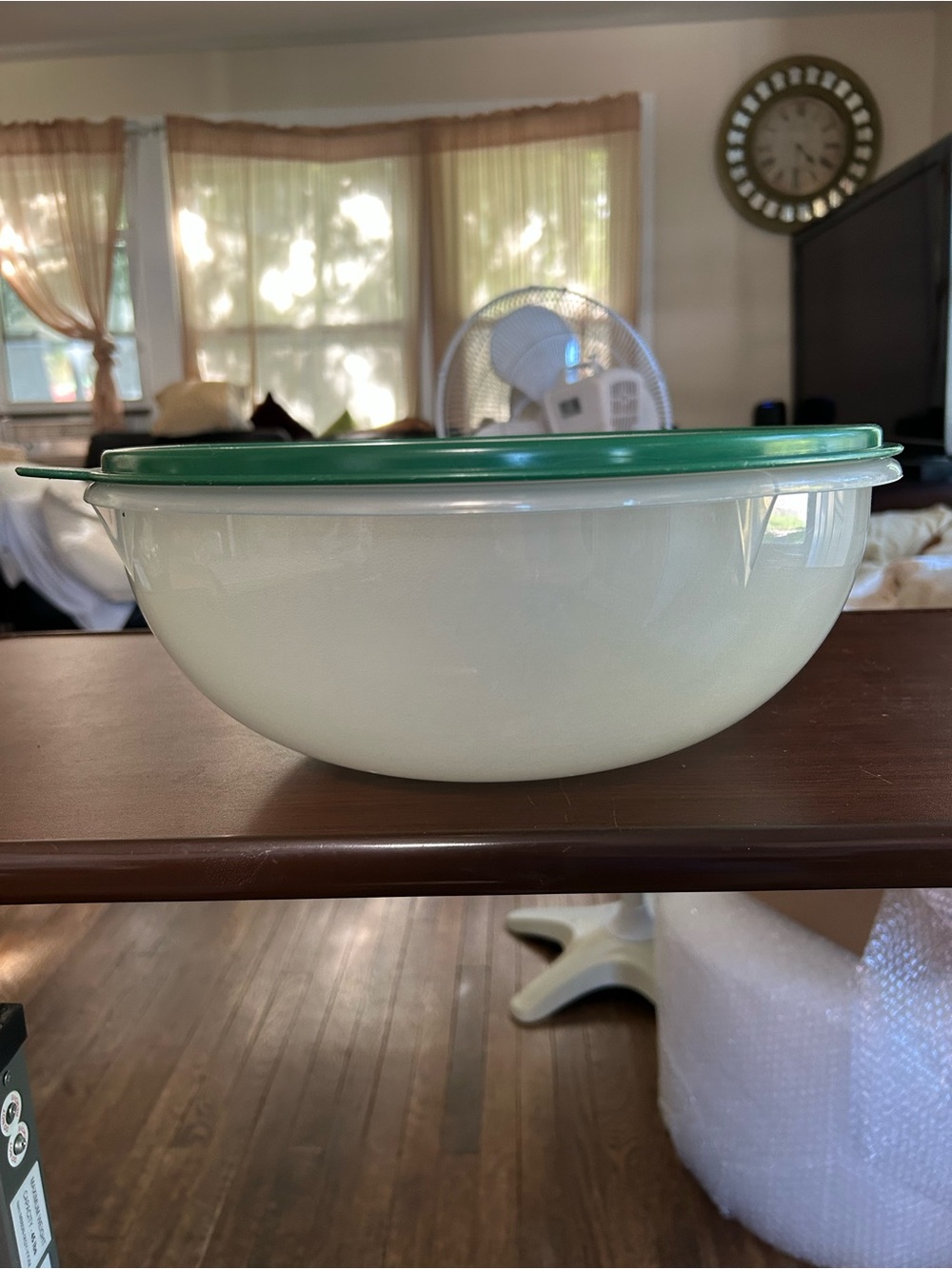 Vintage Tupperware fix and mix bowl holds 26 cups #274–12. A classic!